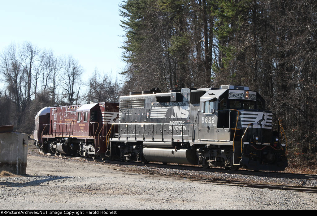 NS 5622 is running the wye at Pomona